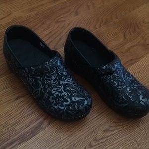 Sanita 39  black and silver/gray